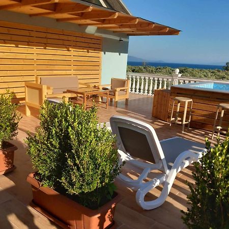 Irini'S Guesthouse Qeparo Bagian luar foto