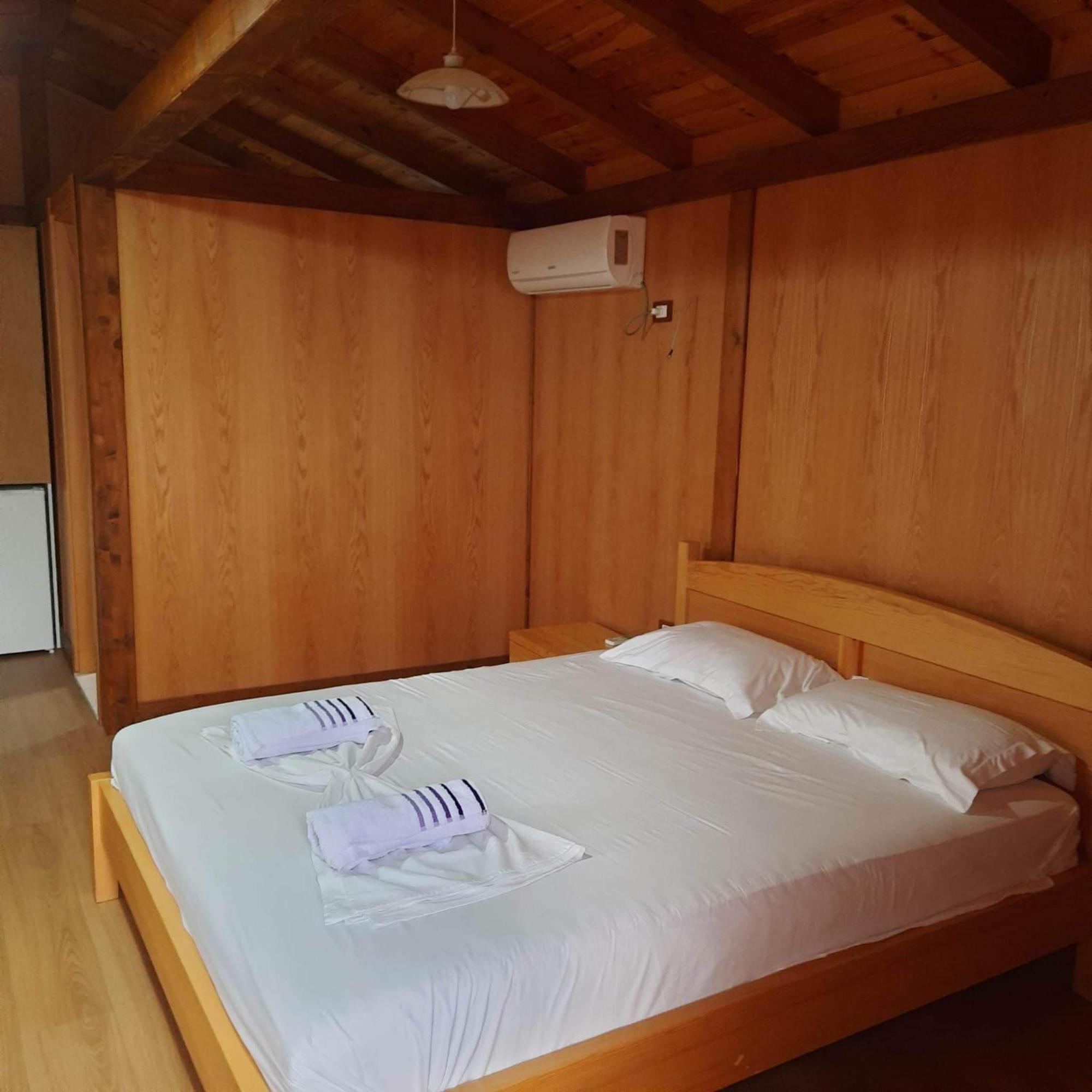 Irini'S Guesthouse Qeparo Bagian luar foto