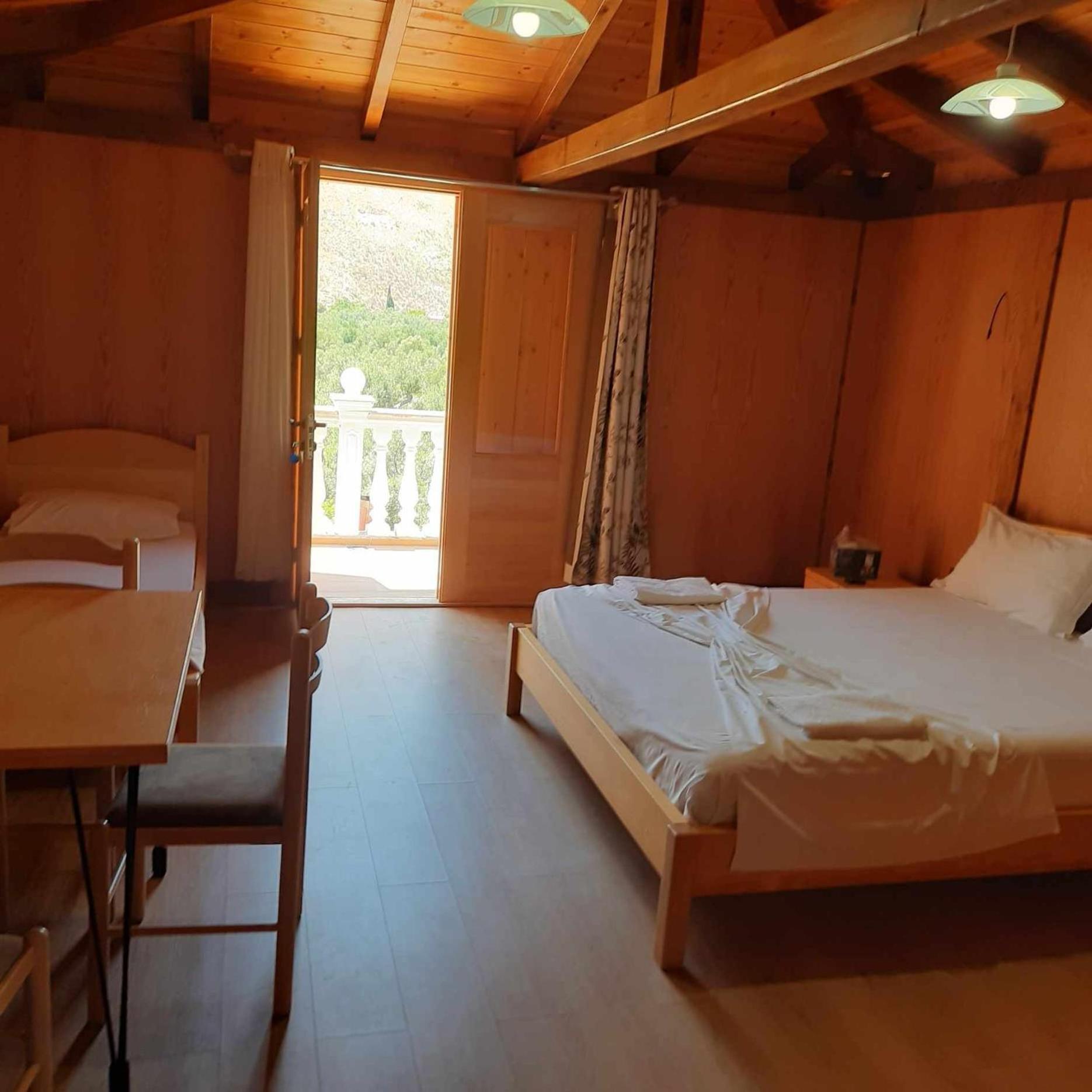 Irini'S Guesthouse Qeparo Bagian luar foto