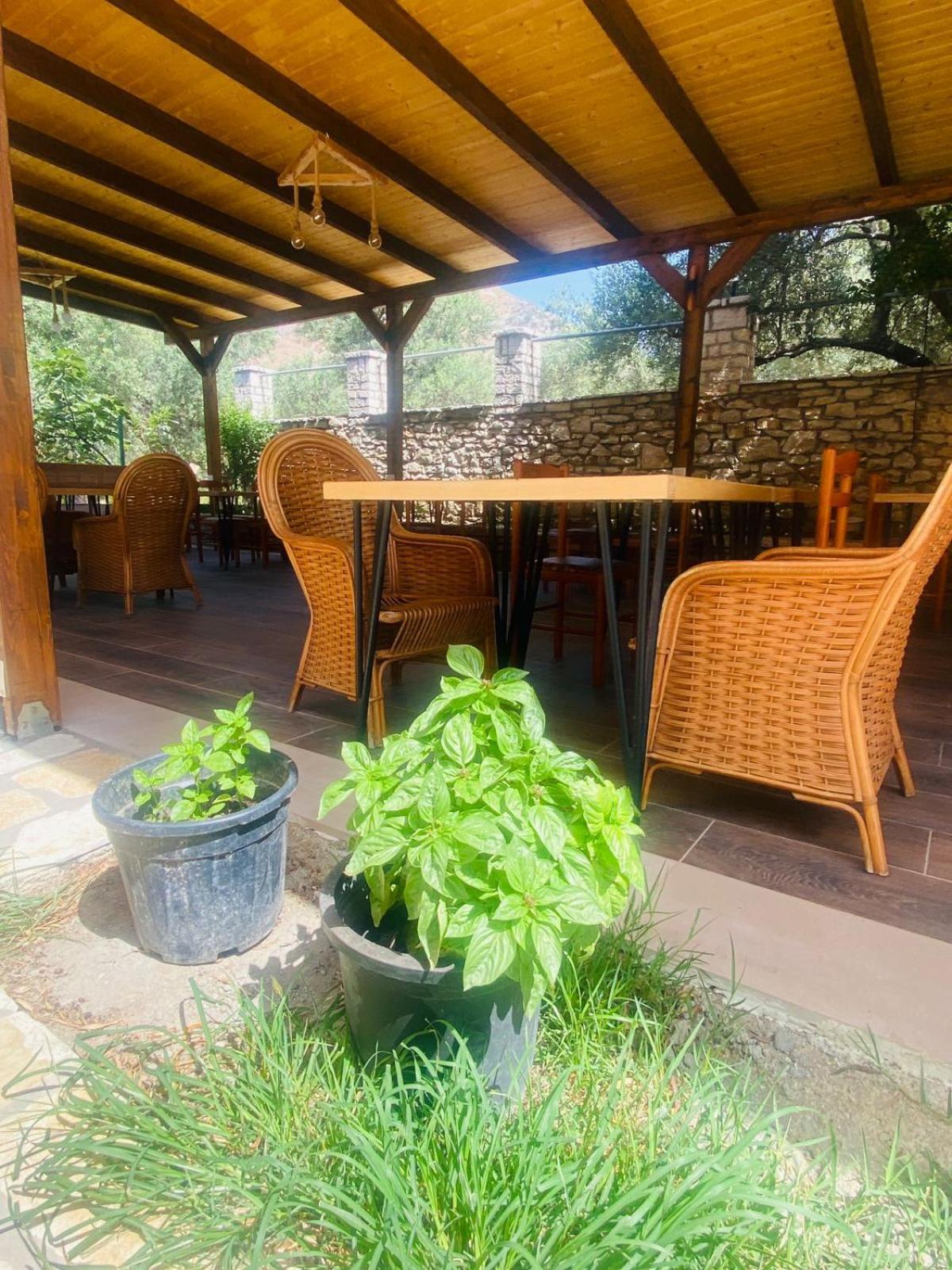Irini'S Guesthouse Qeparo Bagian luar foto