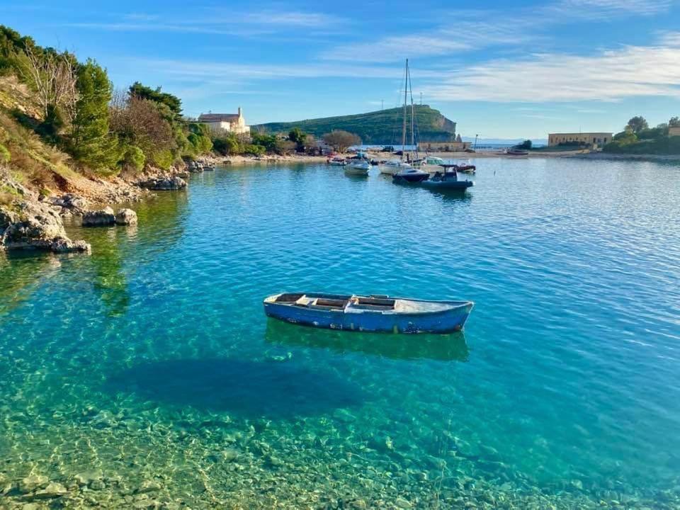 Irini'S Guesthouse Qeparo Bagian luar foto